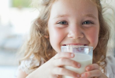 С какого возраста ребенку можно давать коровье молоко