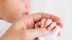 Советы, как и чем новорожденному стричь ногти