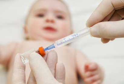 Малышу делают прививку