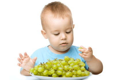 Малыш кушает виноград