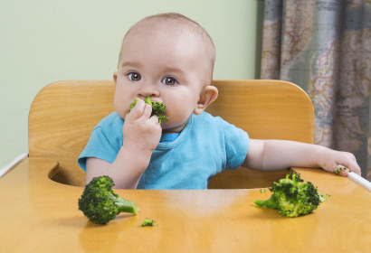 Грудничок ест зеленые овощи