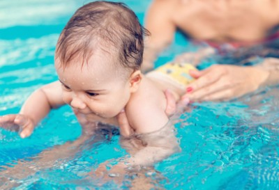 Детские подгузники для плавания: виды и свойства