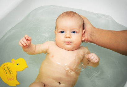 В чем лучше купать ребенка. Как правильно купать младенца в ванночке. Гигиенические средства для детей