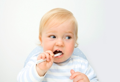 Правильный уход за молочными зубами ребенка