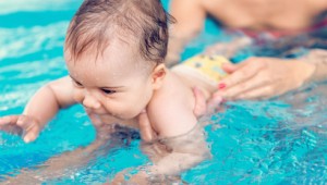 Детские подгузники для плавания: виды и свойства