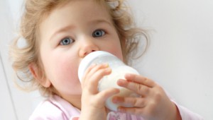 До какого возраста кормить ребенка молочной смесью