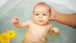 Как купать новорожденного ребенка в ванночке