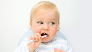 Правильный уход за молочными зубами ребенка