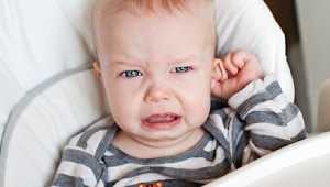 Пробка в ухе у ребенка: как распознать и удалить
