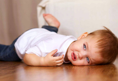 Ребенок лежит на полу