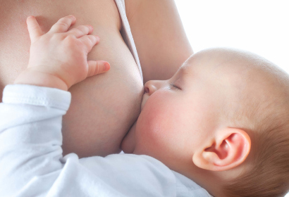 Кормление малыша грудью