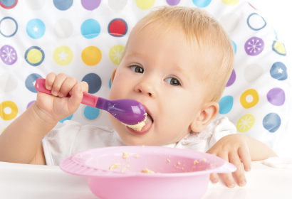 Ребенок кушает самостоятельно из тарелки