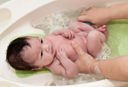 Младенец в ванночке