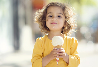 Девочка с мороженым