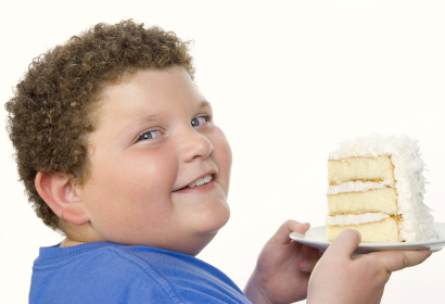 Полный мальчик с тортом