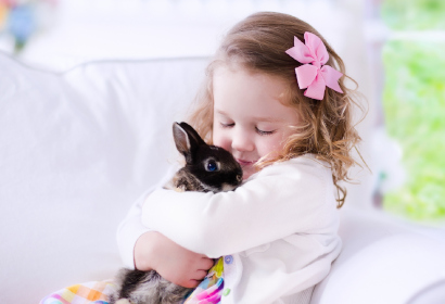 Девочка держит кролика