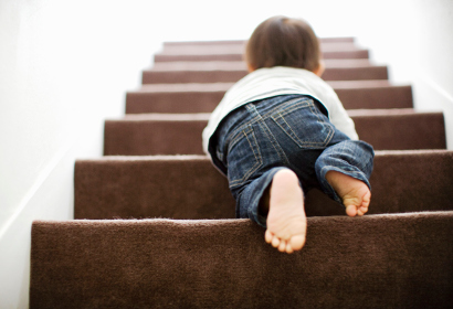 Малыш карабкается по лестнице