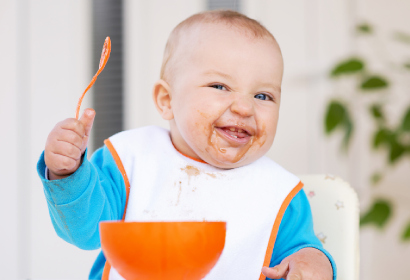 Ребенок кушает сливовое пюре