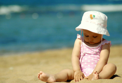 Девочка играет на песке