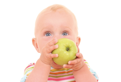 Малыш держит фрукт